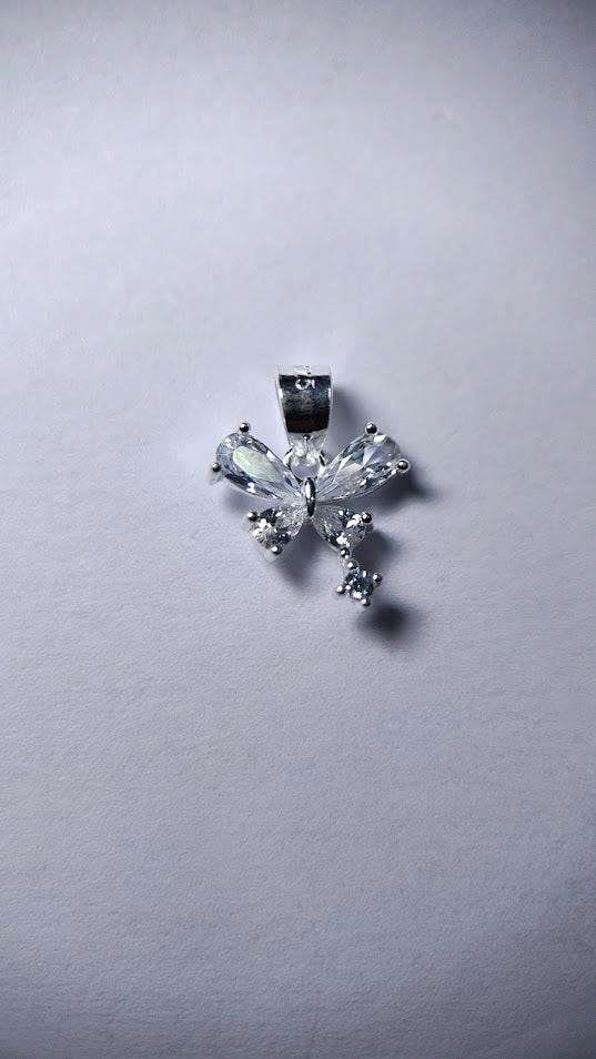 Dije de Mariposa con Circones Claros