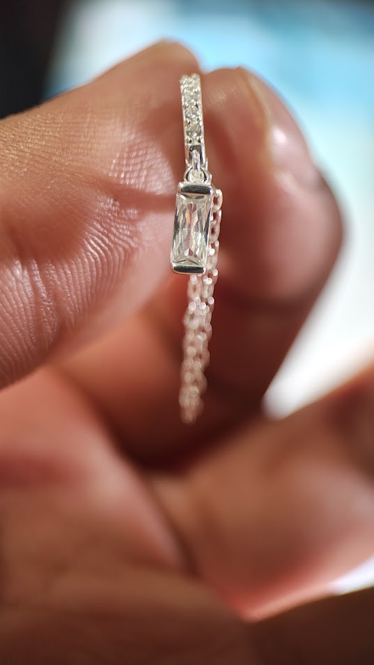 Aretes Tipo Aro con Diseño Elegante y Circones Transparentes