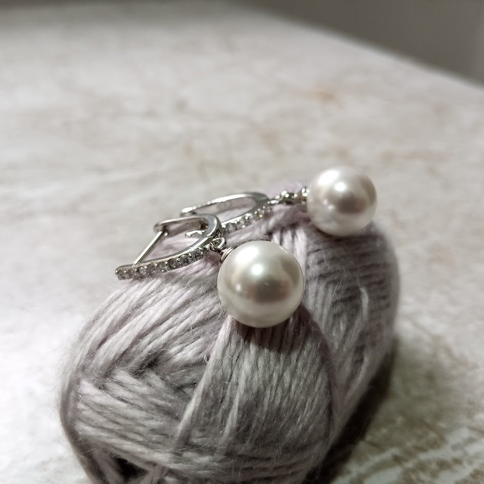 Aretes Elegantes de Perlas Naturales con Circones Destellantes