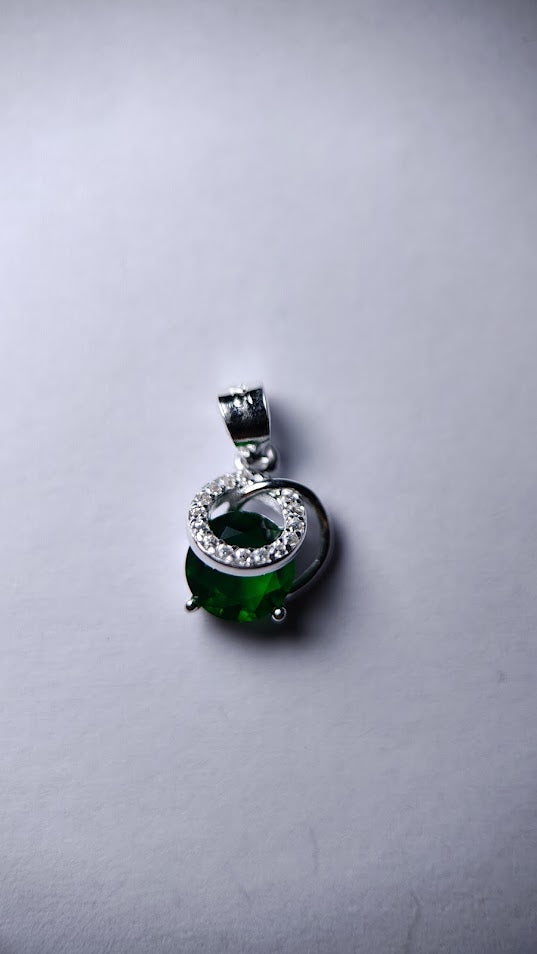 Dije “Eterno Destello” – Circon color esmeralda con acentos de circon claro