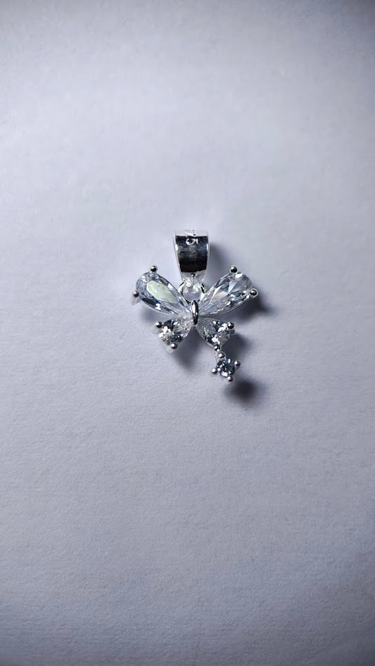 Dije de Mariposa con Circones Claros