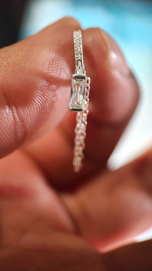 Aretes Tipo Aro con Diseño Elegante y Circones Transparentes