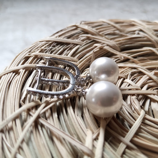 Aretes Elegantes de Perlas Naturales con Circones Destellantes