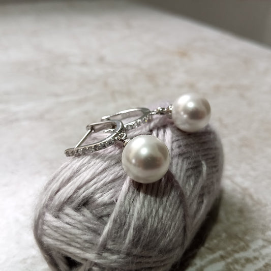 Aretes Elegantes de Perlas Naturales con Circones Destellantes