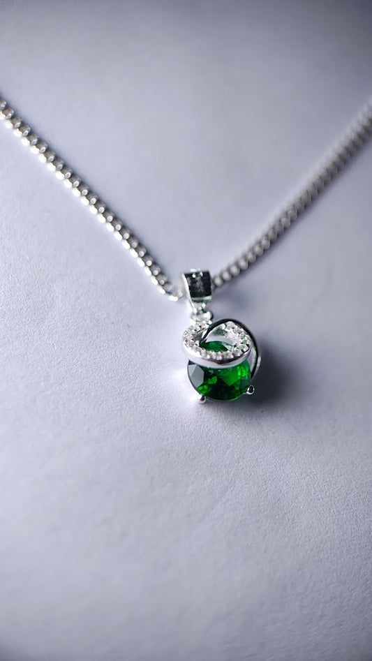 Dije “Eterno Destello” – Circon color esmeralda con acentos de circon claro